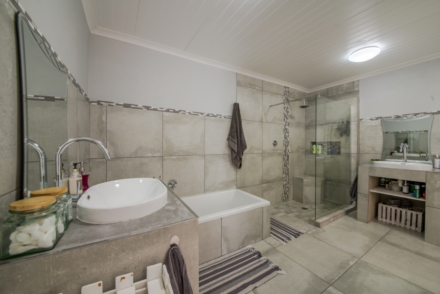 4 Bedroom Property for Sale in Pringle Bay Western Cape